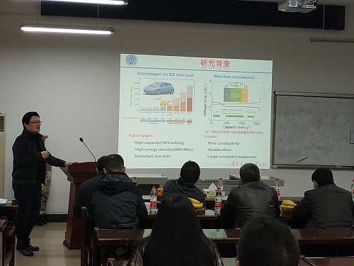 1544022373504218.jpg 向楷雄博士向答辩委员会汇报论文工作.jpg