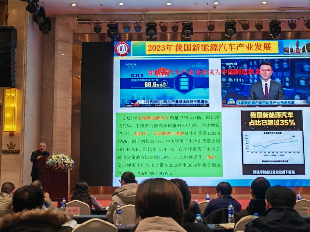 许多人在餐厅里中度可信度描述已自动生成
